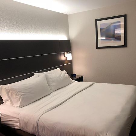 Holiday Inn Express Metropolis By Ihg Bagian luar foto