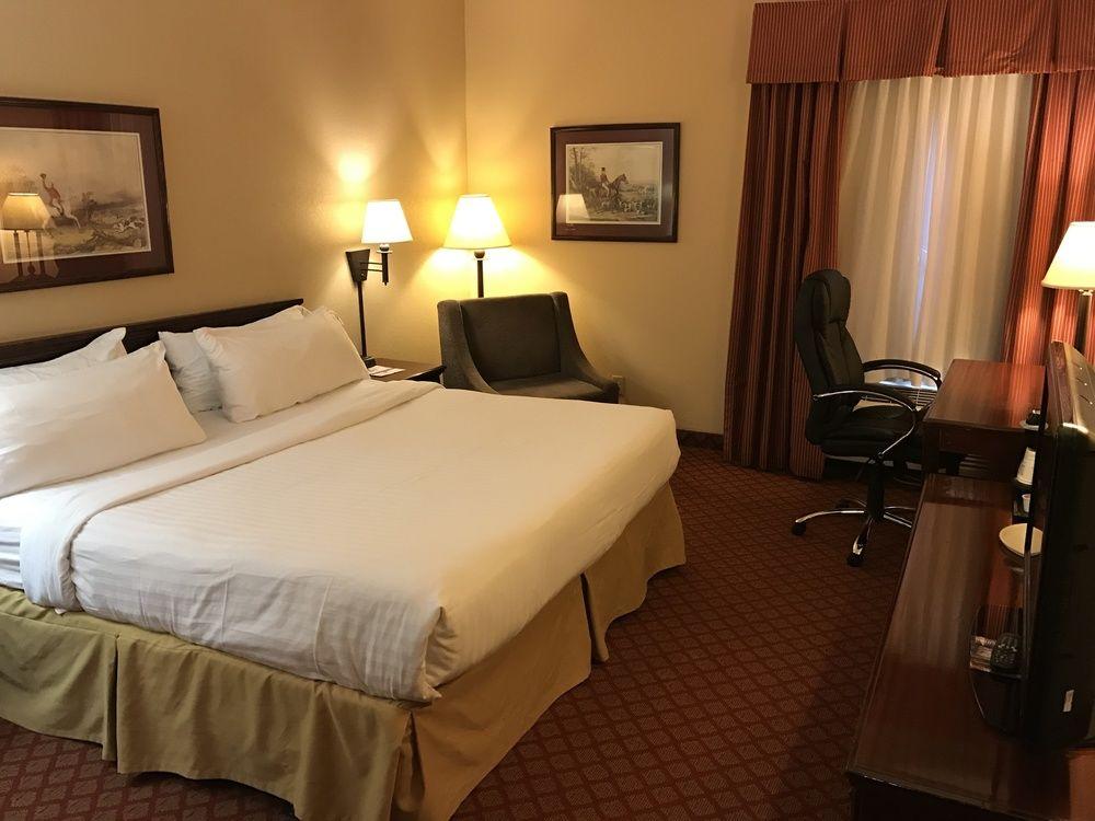 Holiday Inn Express Metropolis By Ihg Bagian luar foto