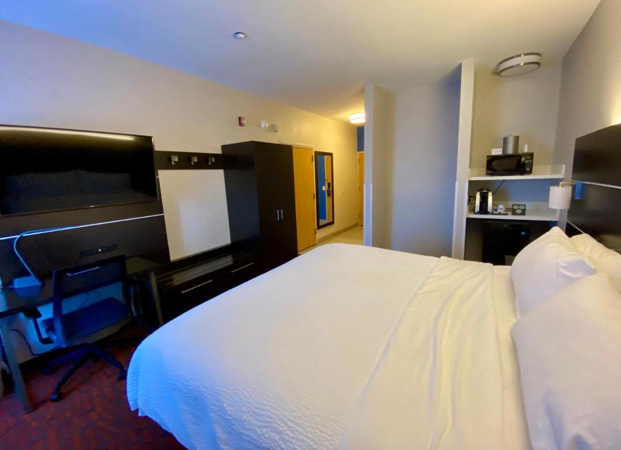 Holiday Inn Express Metropolis By Ihg Bagian luar foto