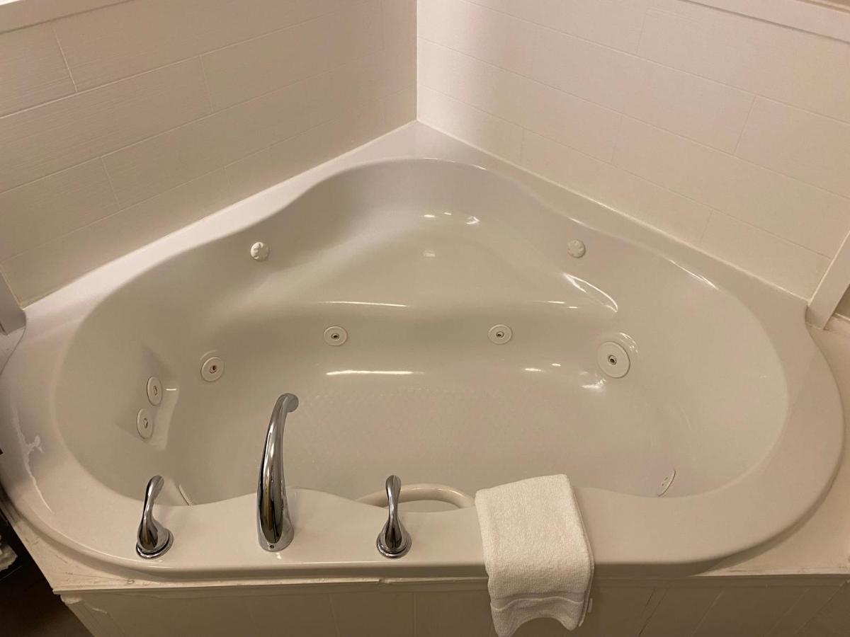 Holiday Inn Express Metropolis By Ihg Bagian luar foto