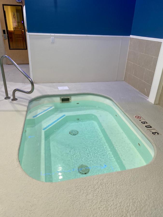 Holiday Inn Express Metropolis By Ihg Bagian luar foto