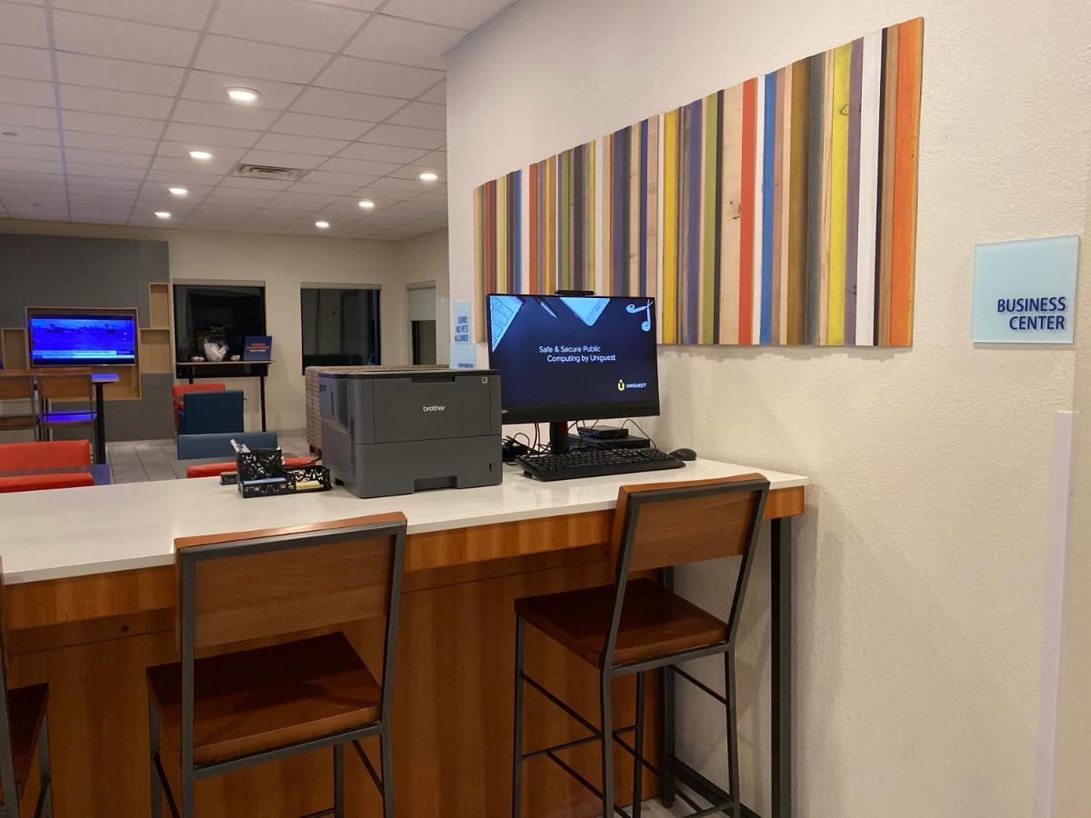Holiday Inn Express Metropolis By Ihg Bagian luar foto