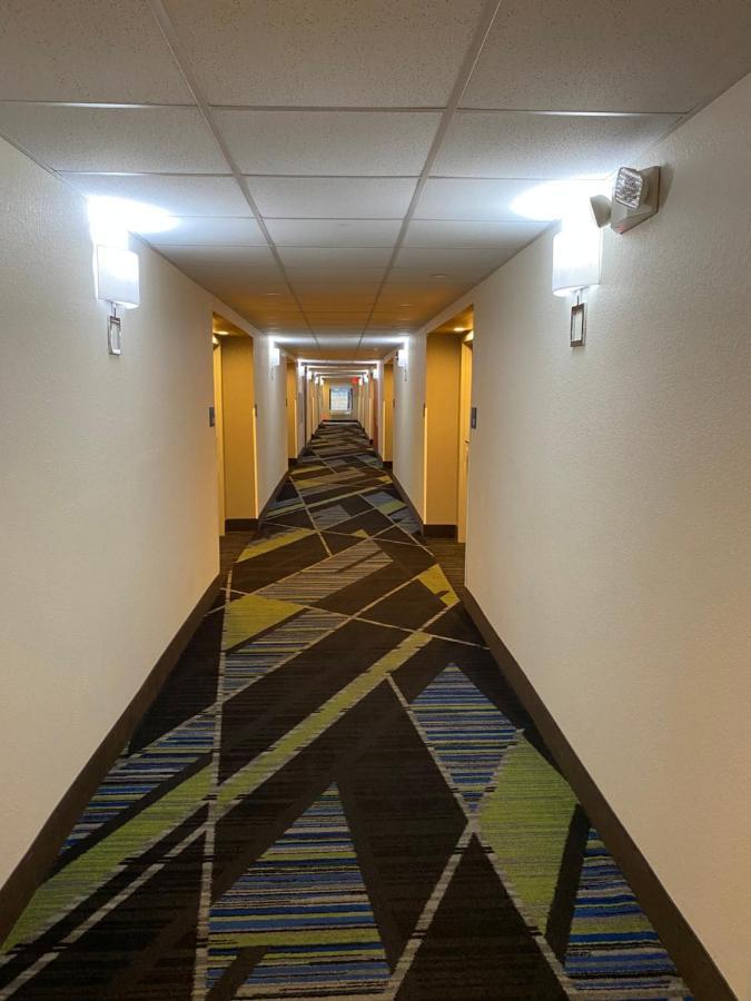Holiday Inn Express Metropolis By Ihg Bagian luar foto