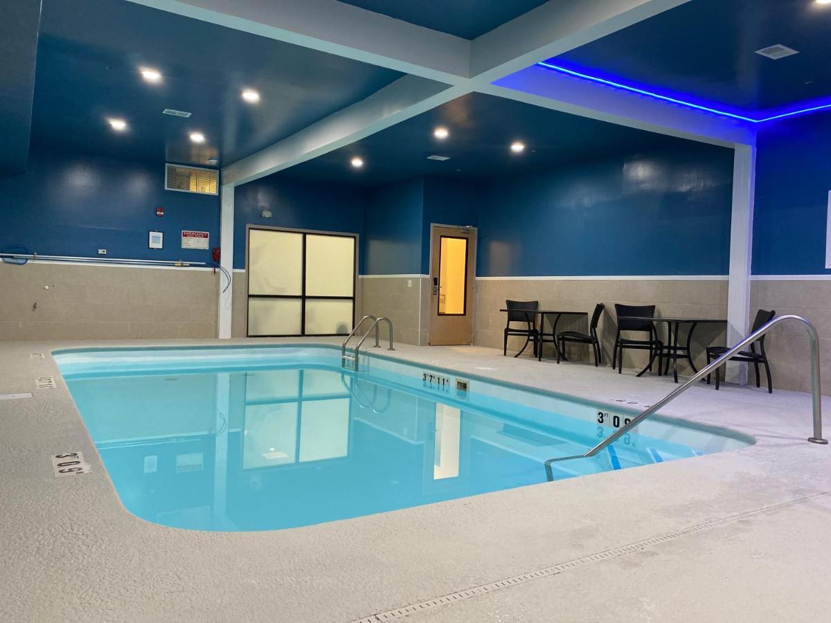 Holiday Inn Express Metropolis By Ihg Bagian luar foto