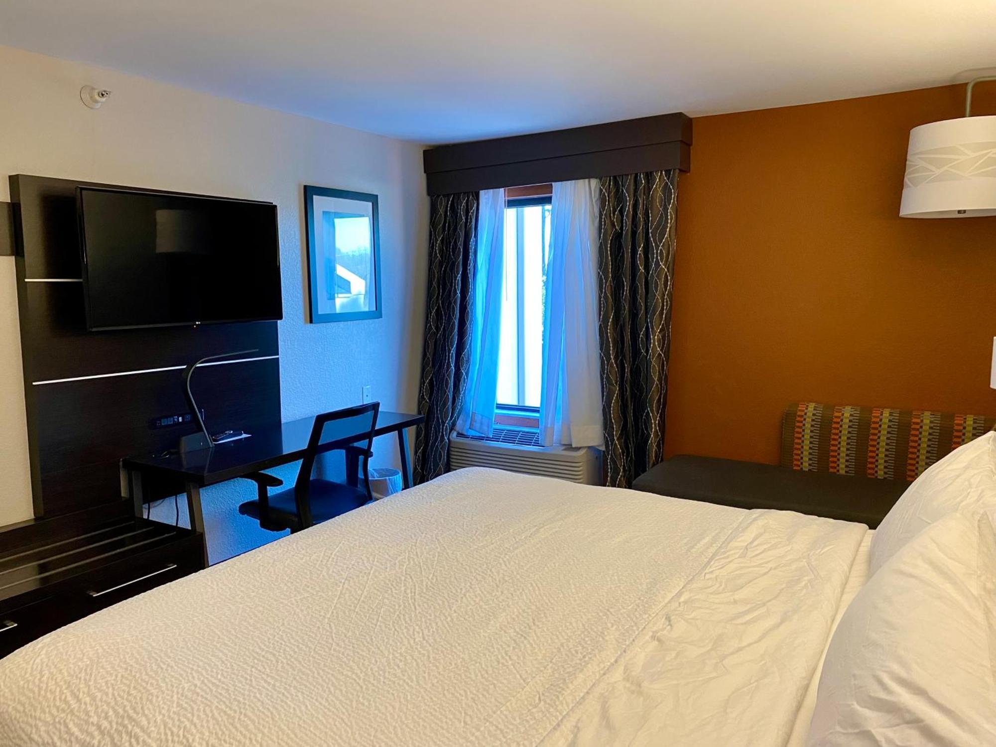 Holiday Inn Express Metropolis By Ihg Bagian luar foto