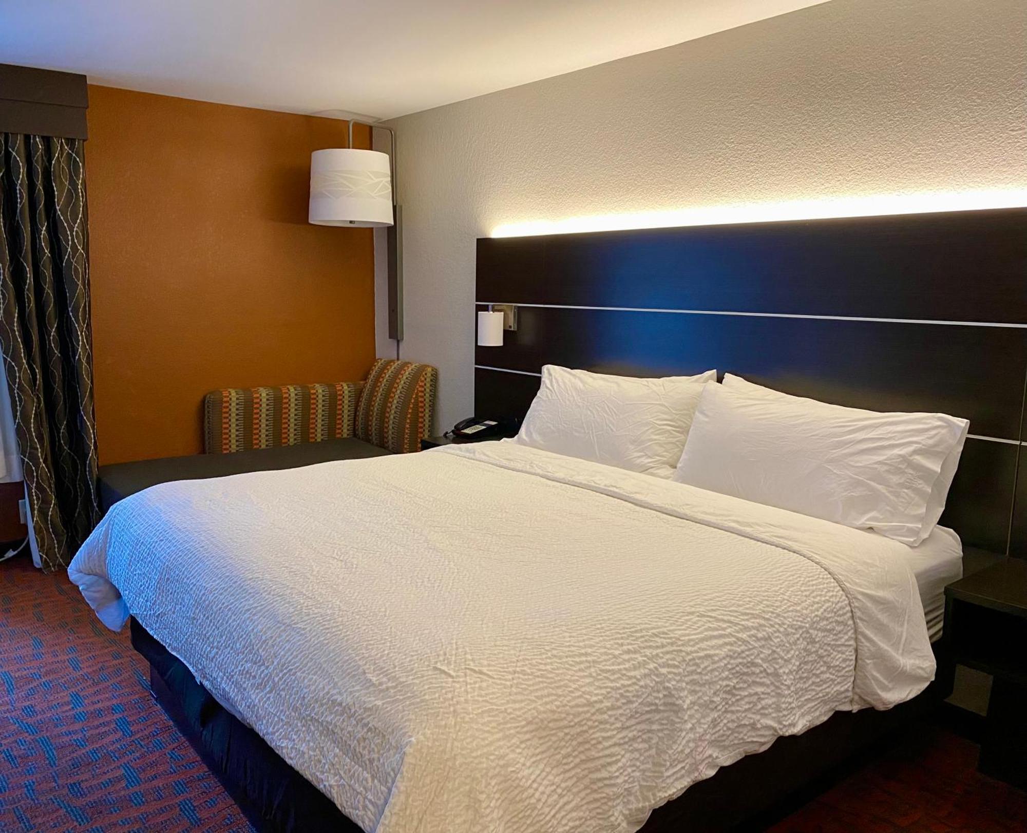 Holiday Inn Express Metropolis By Ihg Bagian luar foto