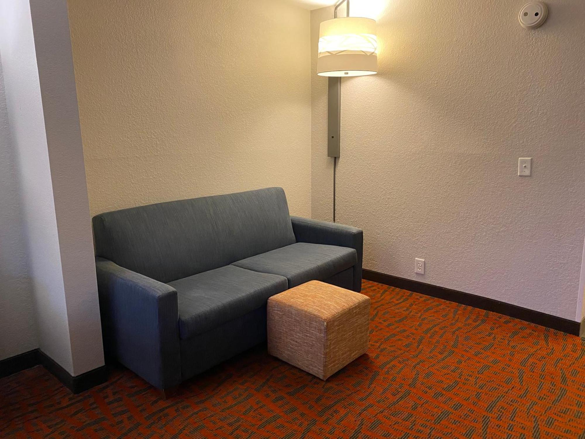 Holiday Inn Express Metropolis By Ihg Bagian luar foto