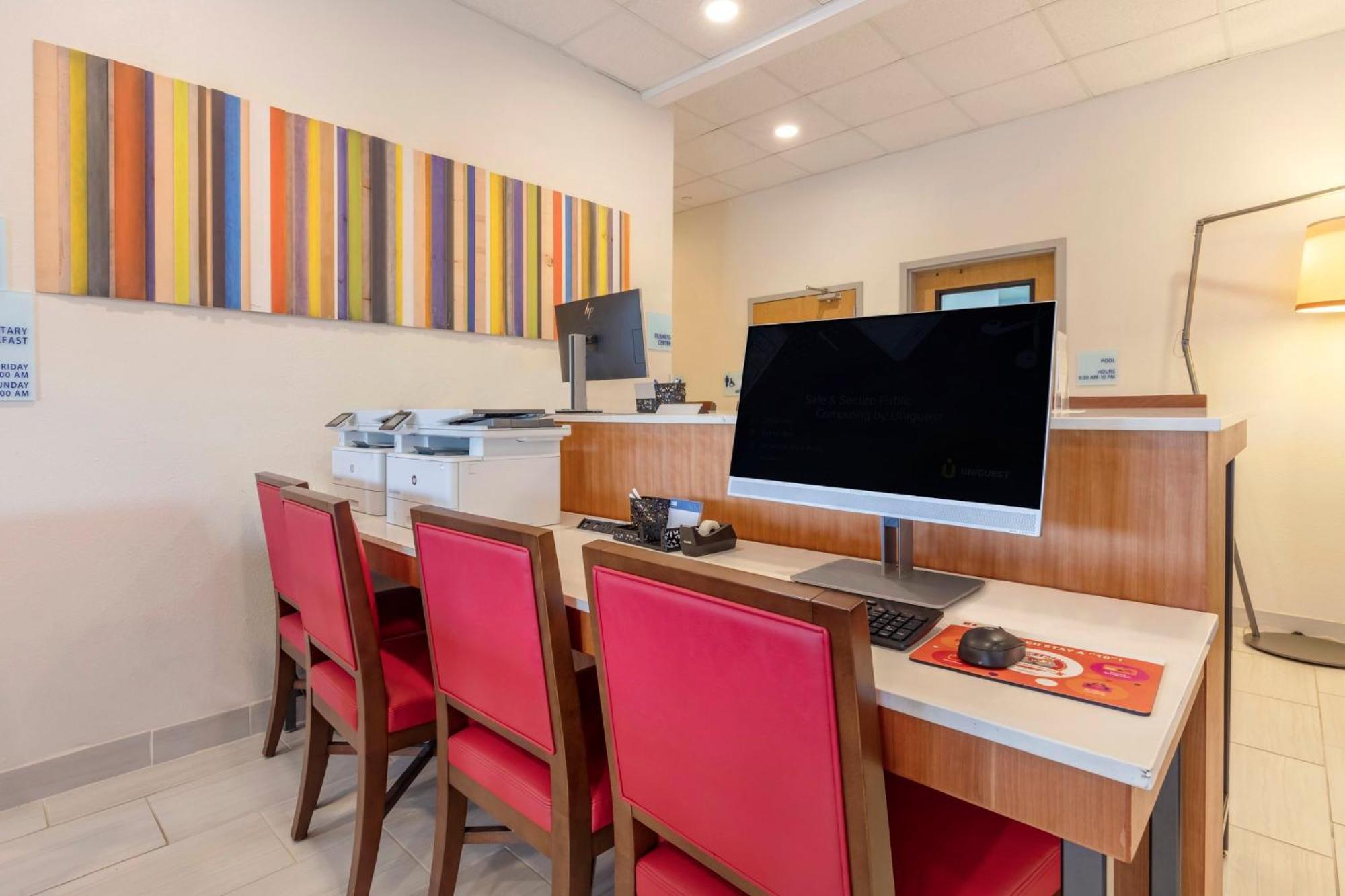 Holiday Inn Express Metropolis By Ihg Bagian luar foto