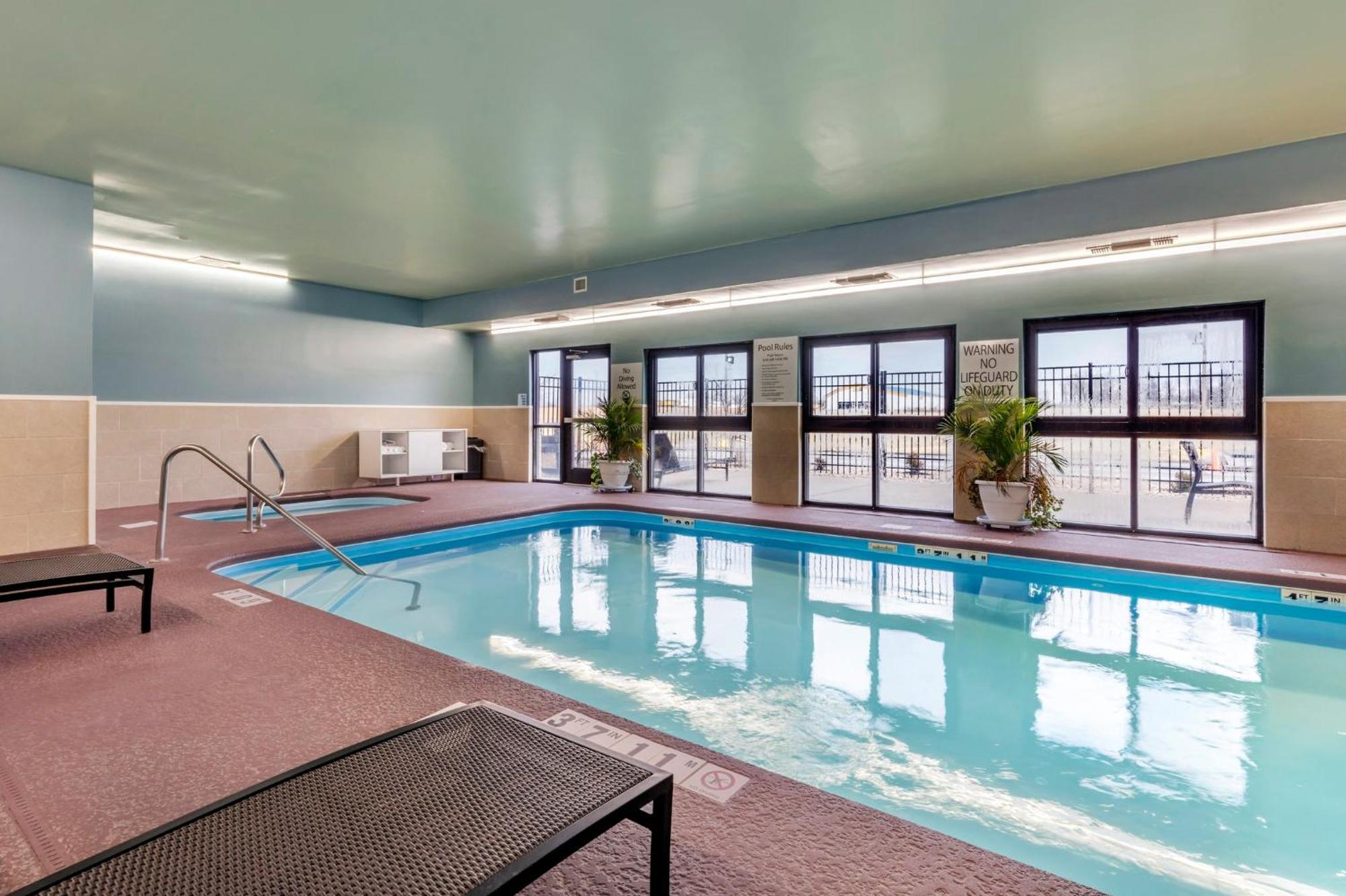 Holiday Inn Express Metropolis By Ihg Bagian luar foto