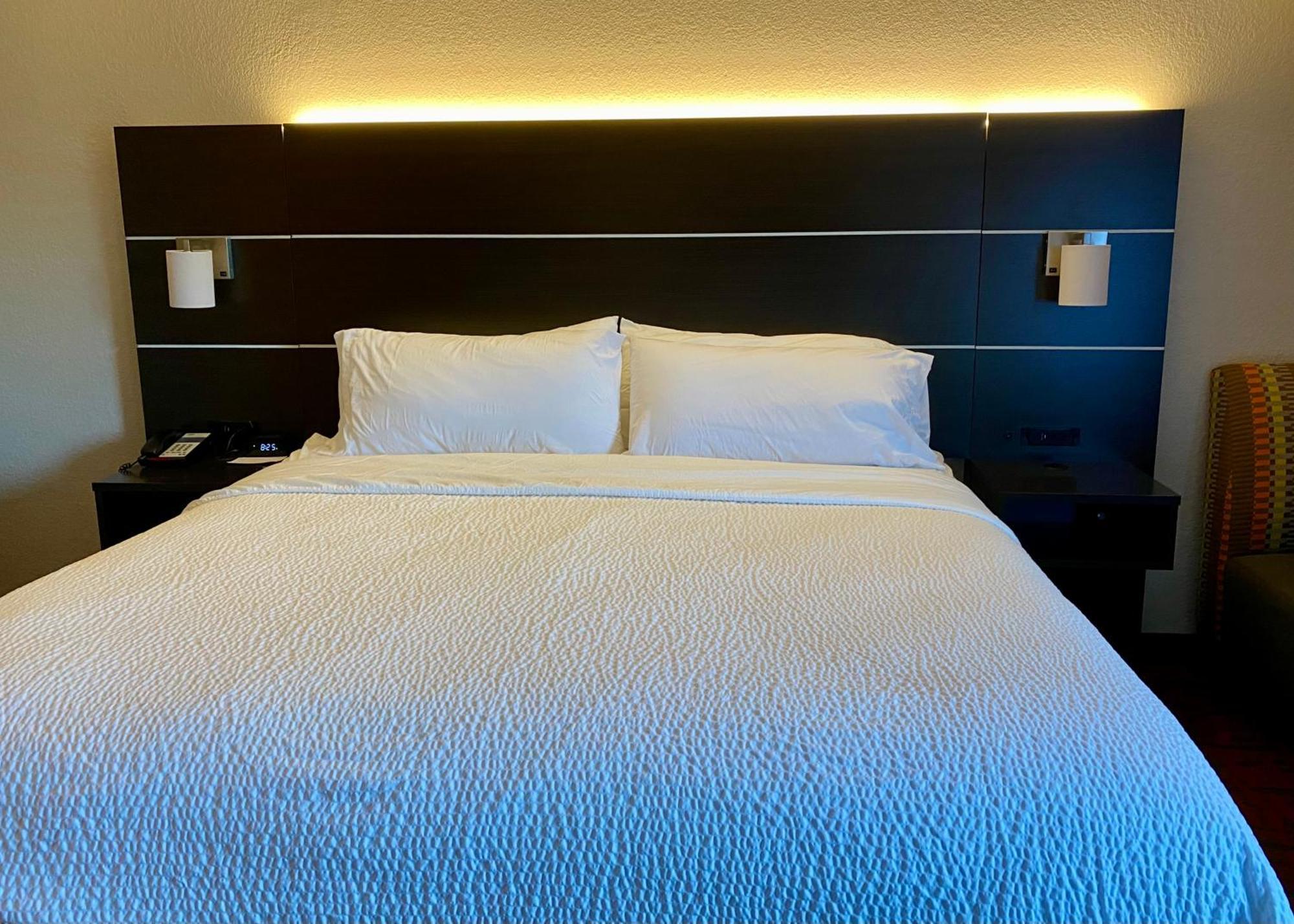 Holiday Inn Express Metropolis By Ihg Bagian luar foto