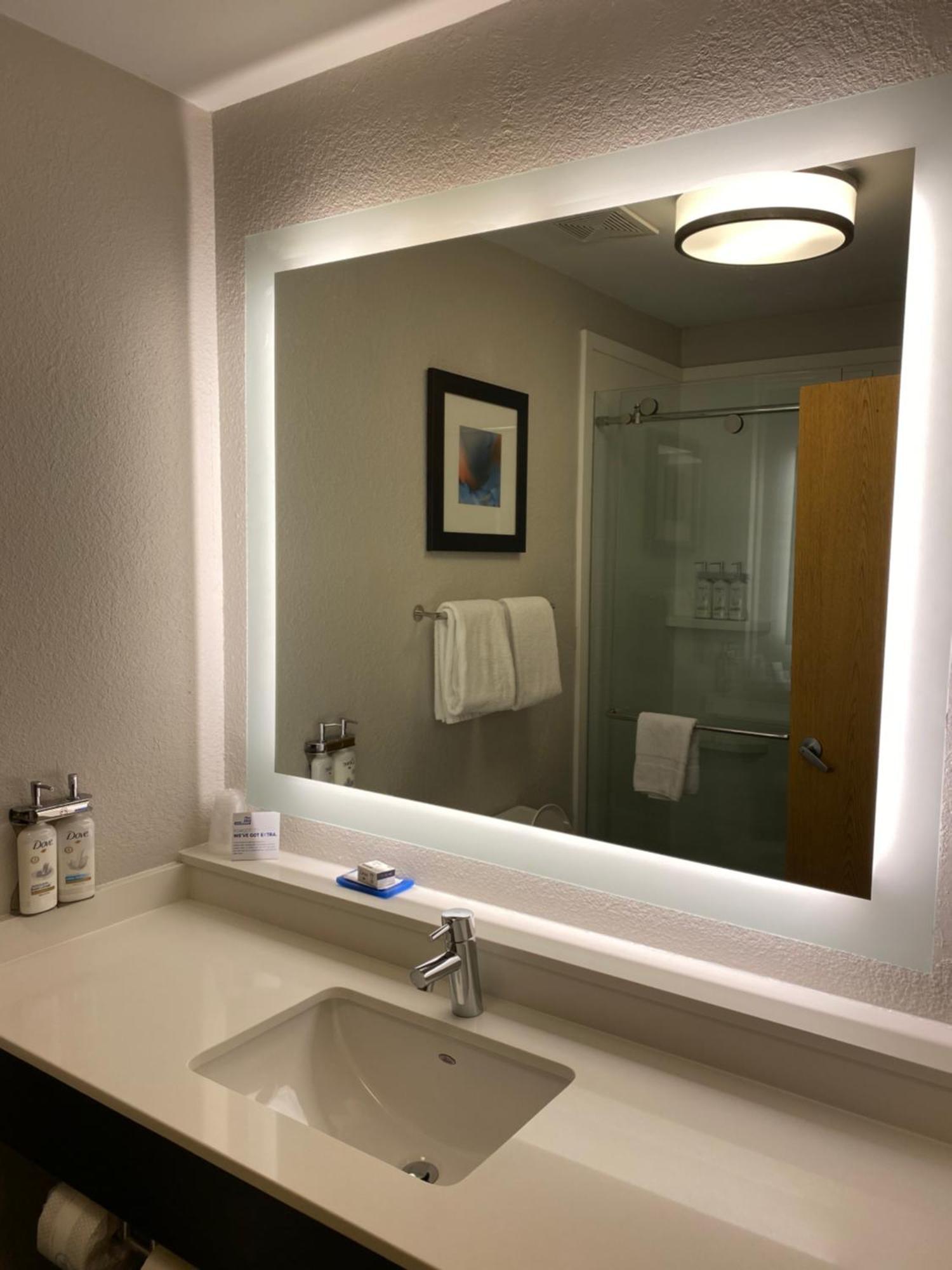 Holiday Inn Express Metropolis By Ihg Bagian luar foto
