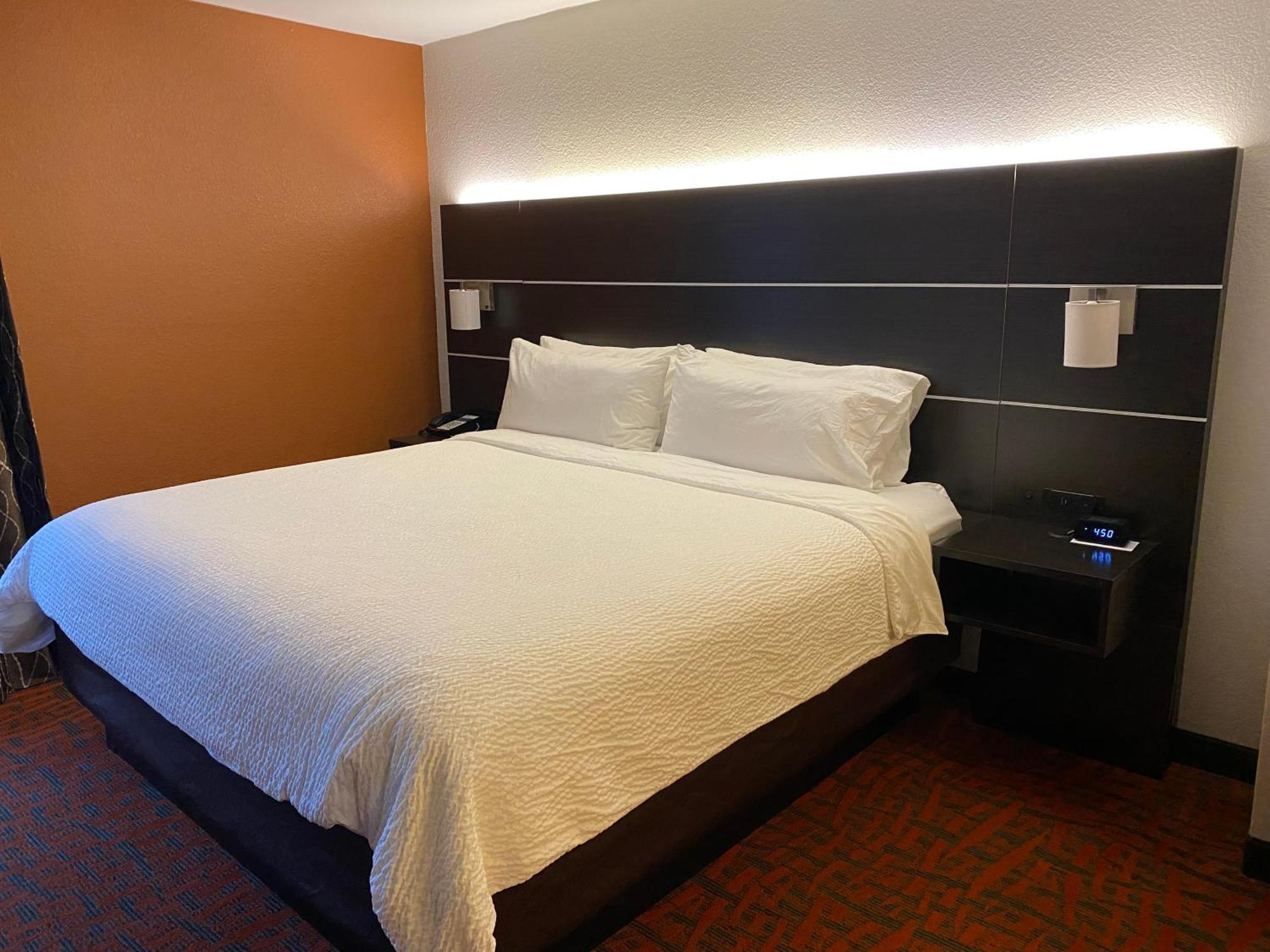 Holiday Inn Express Metropolis By Ihg Bagian luar foto