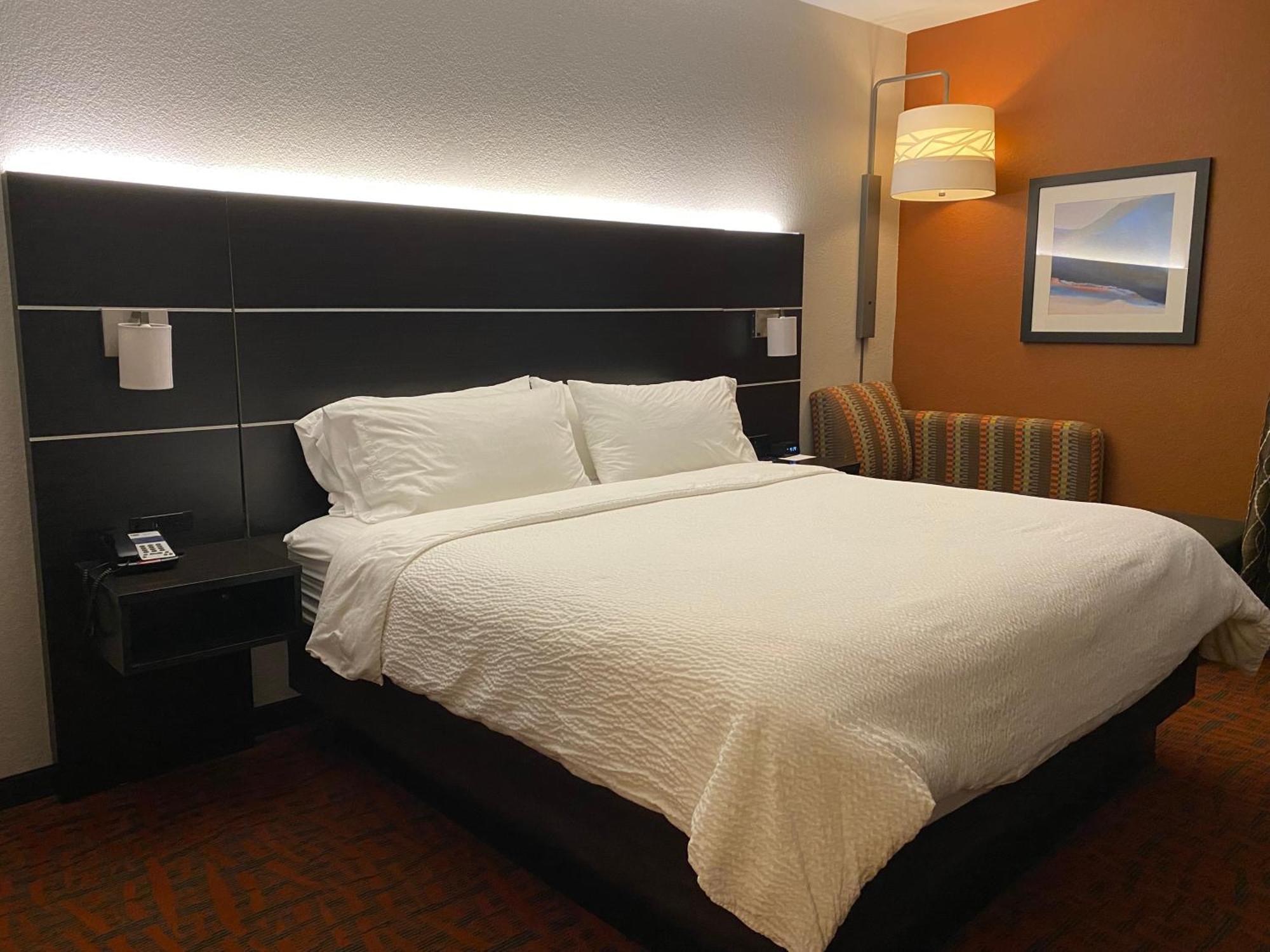 Holiday Inn Express Metropolis By Ihg Bagian luar foto