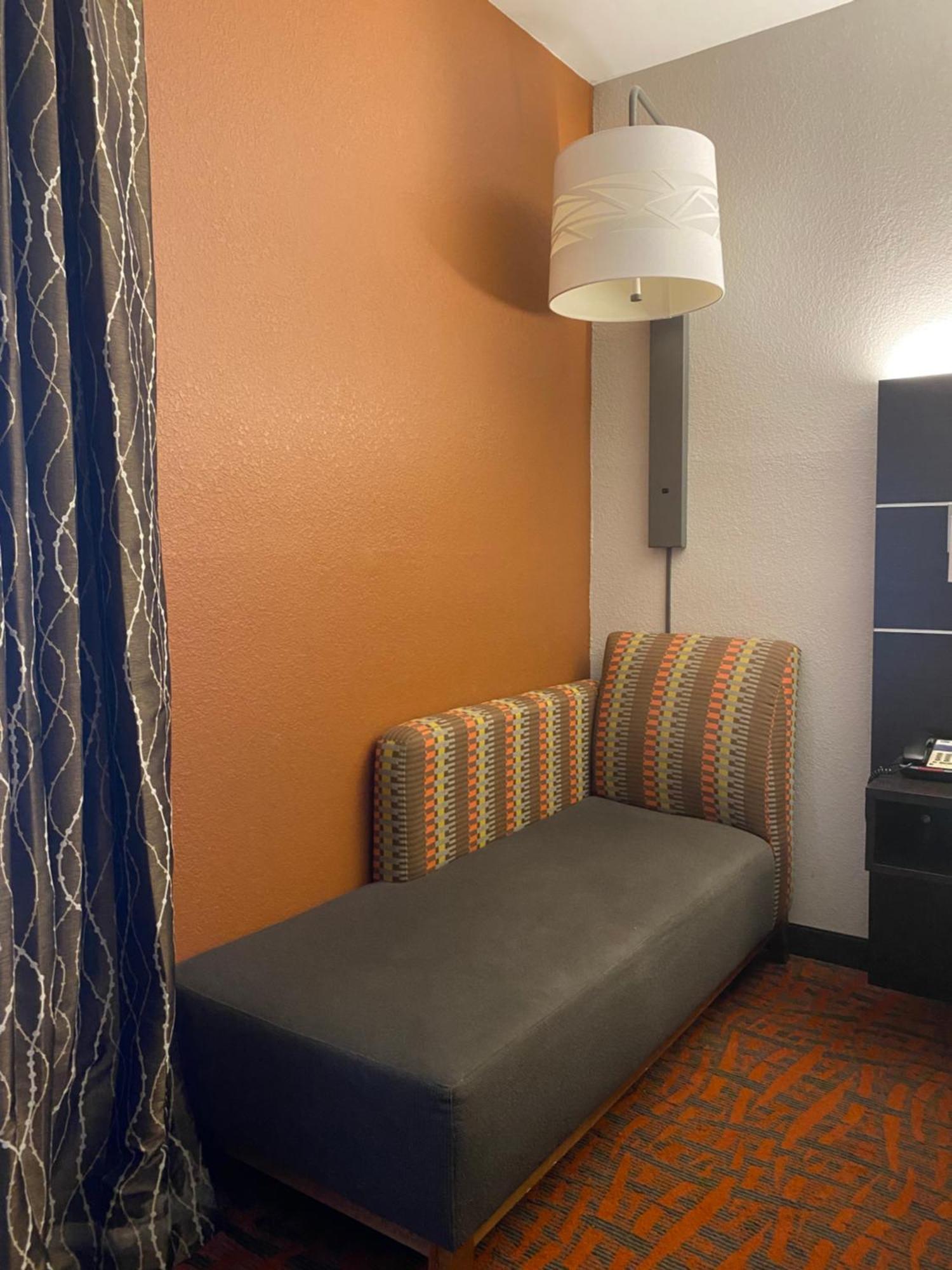 Holiday Inn Express Metropolis By Ihg Bagian luar foto