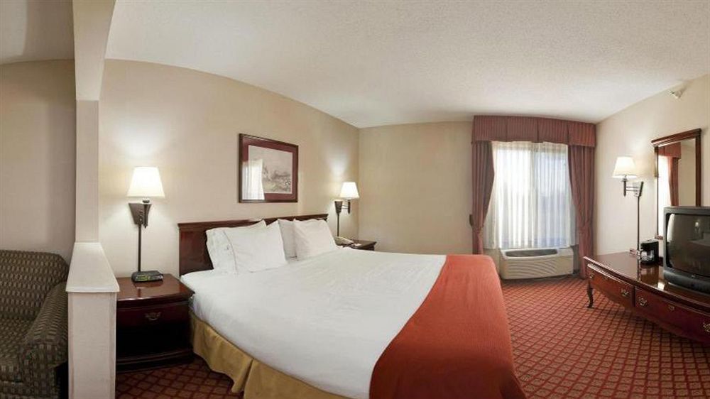 Holiday Inn Express Metropolis By Ihg Bagian luar foto