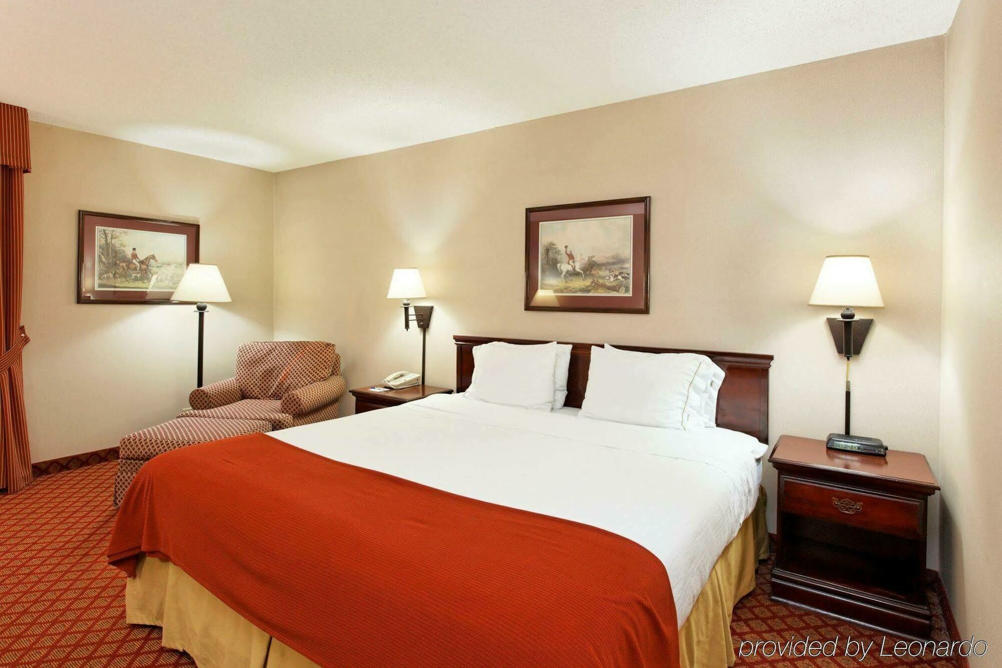 Holiday Inn Express Metropolis By Ihg Bagian luar foto