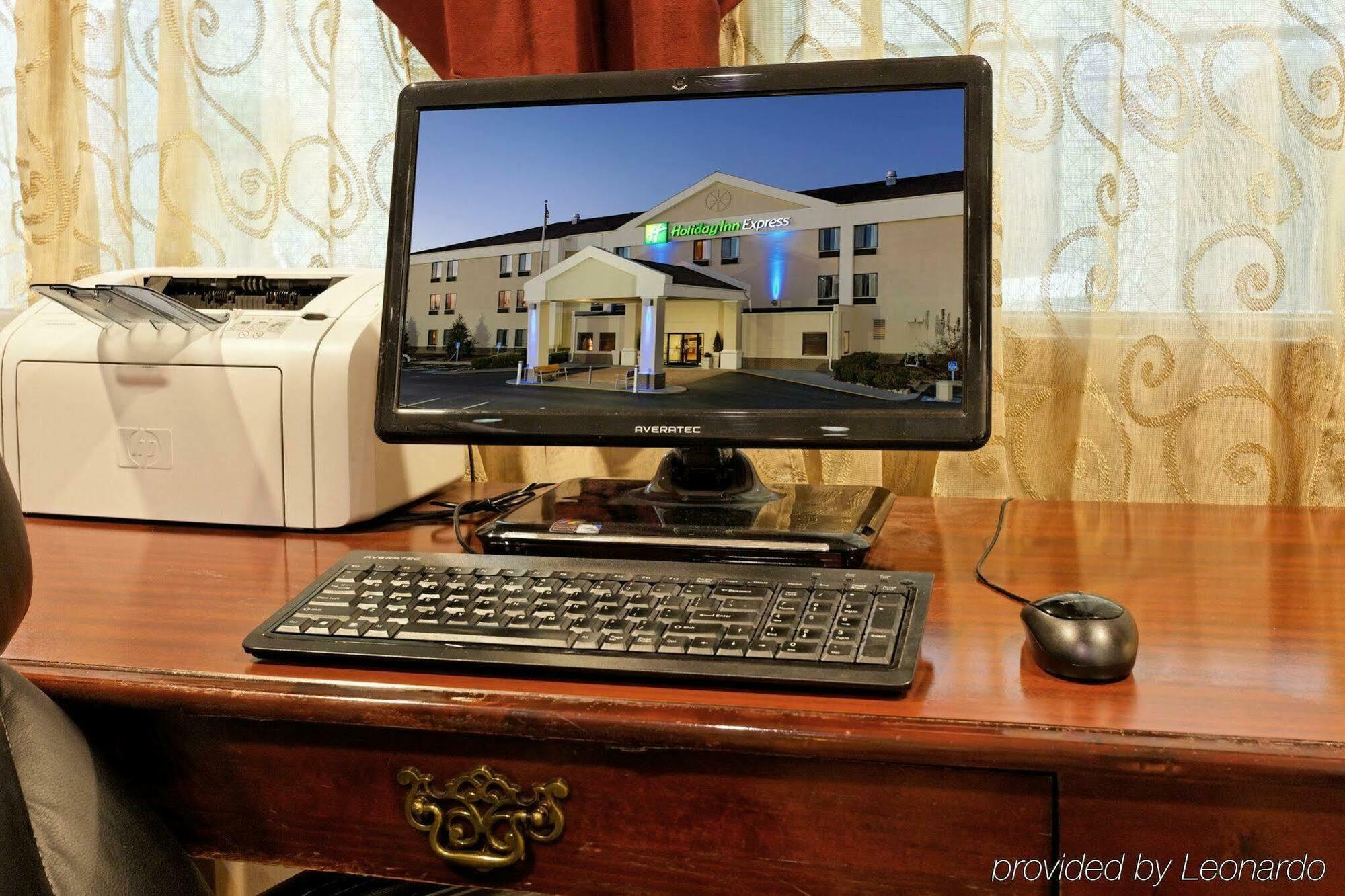 Holiday Inn Express Metropolis By Ihg Bagian luar foto