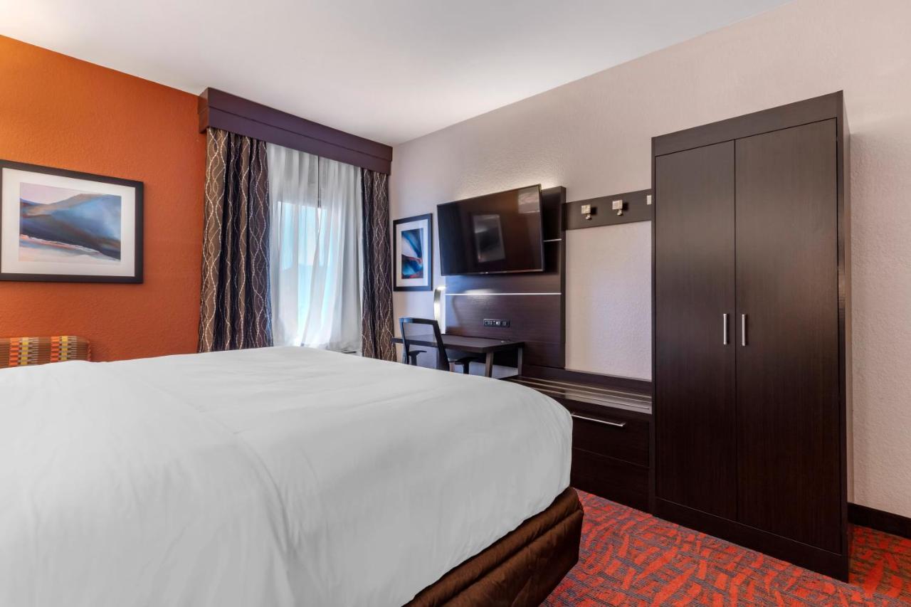 Holiday Inn Express Metropolis By Ihg Bagian luar foto