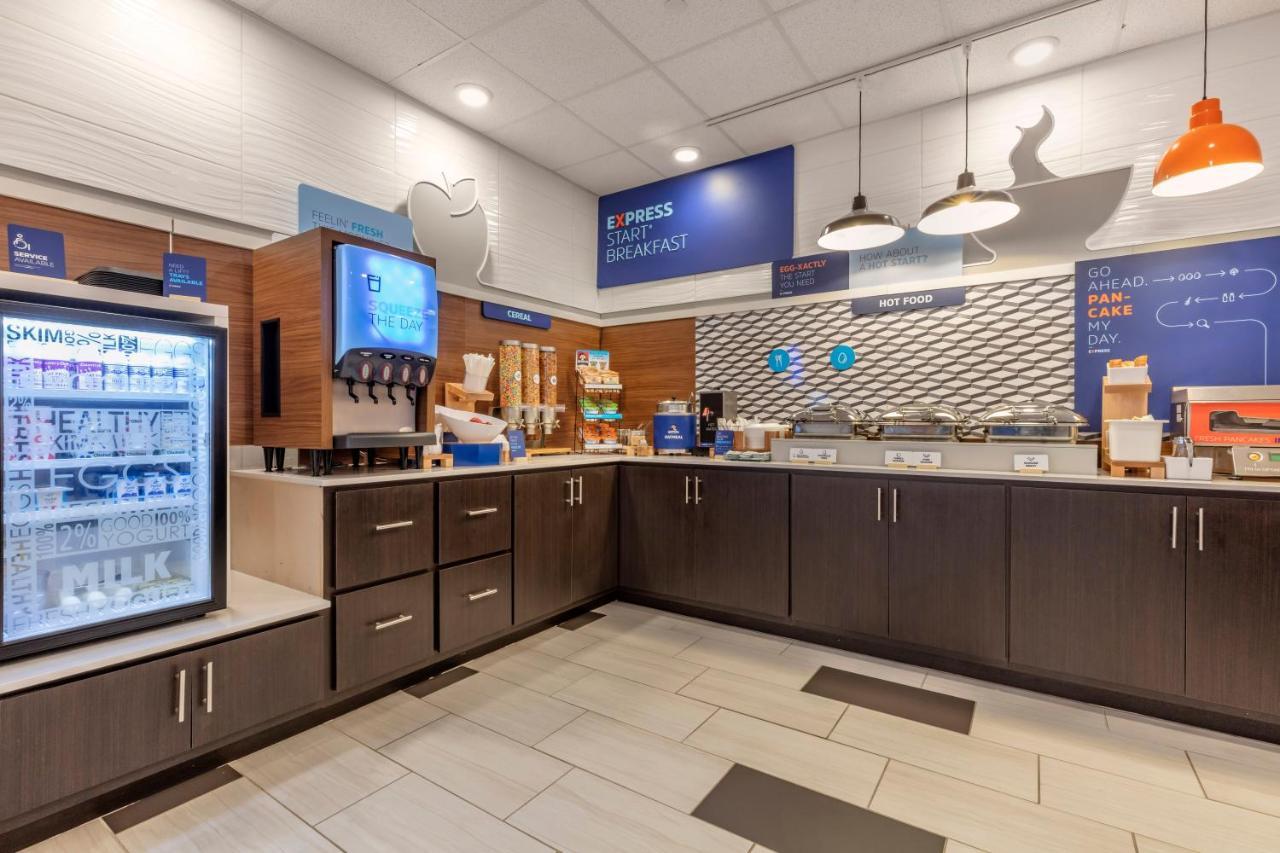 Holiday Inn Express Metropolis By Ihg Bagian luar foto