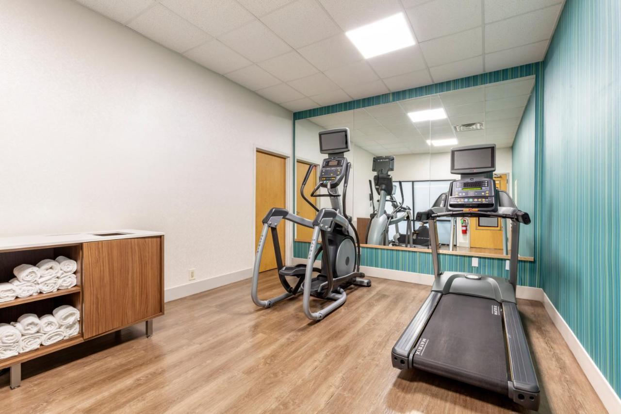 Holiday Inn Express Metropolis By Ihg Bagian luar foto