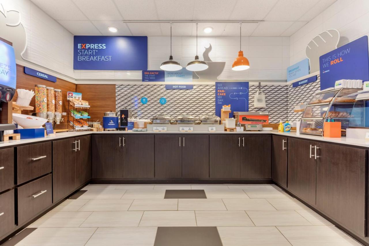 Holiday Inn Express Metropolis By Ihg Bagian luar foto
