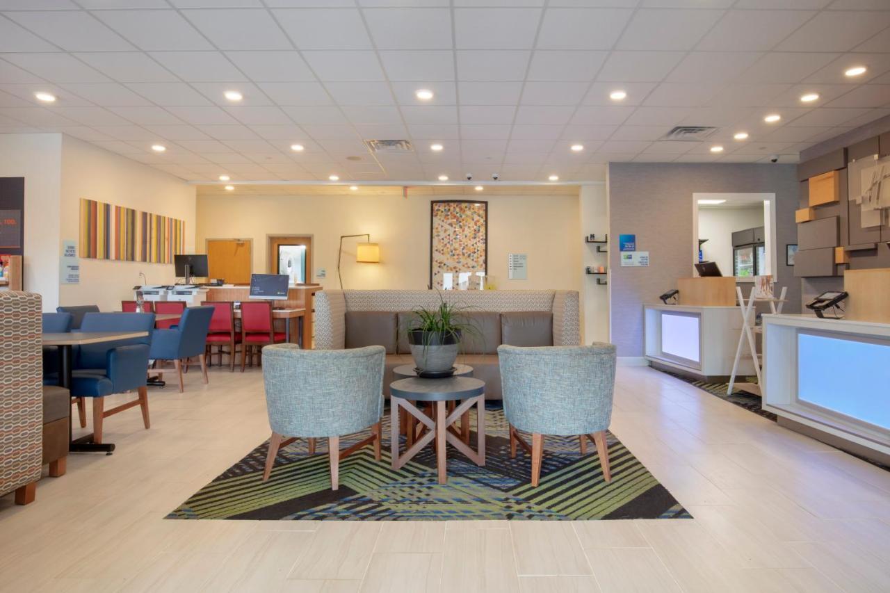 Holiday Inn Express Metropolis By Ihg Bagian luar foto