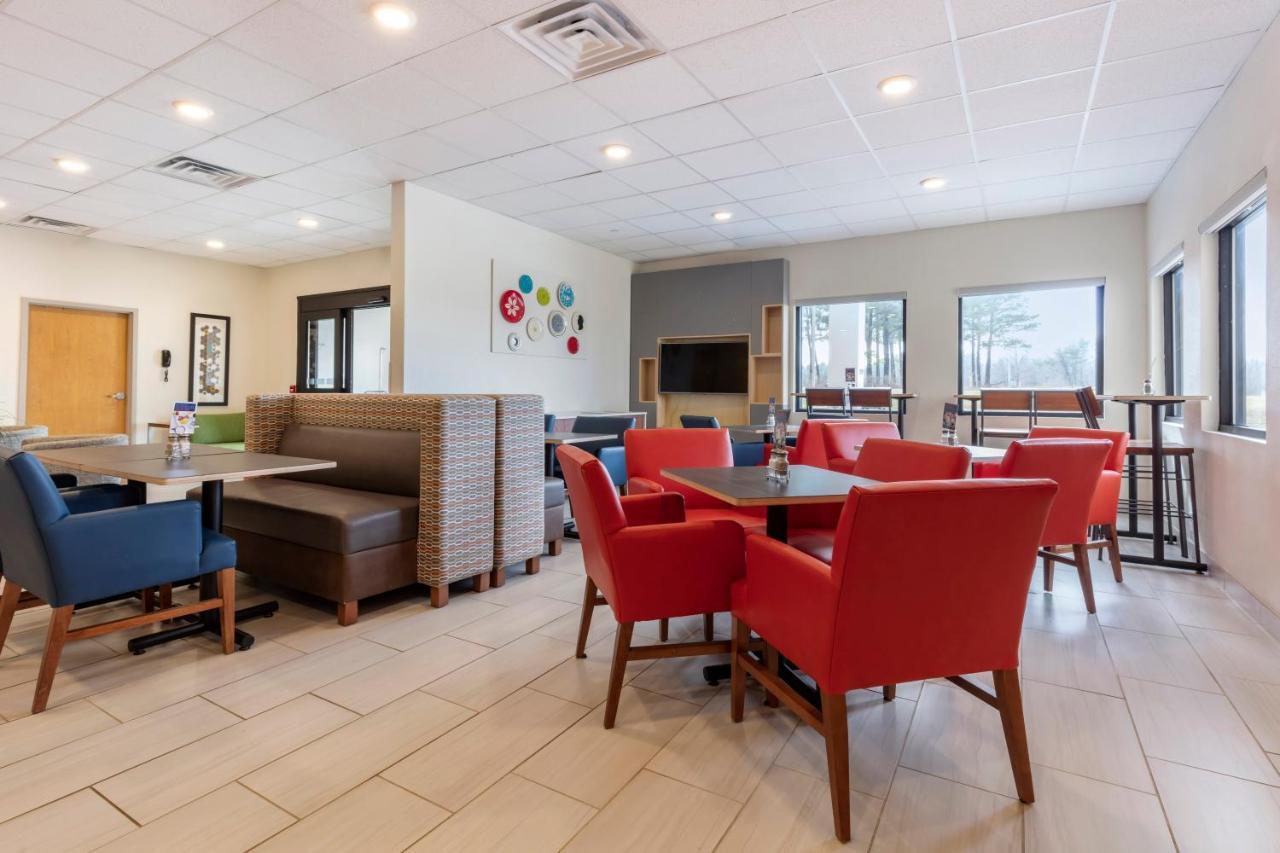 Holiday Inn Express Metropolis By Ihg Bagian luar foto