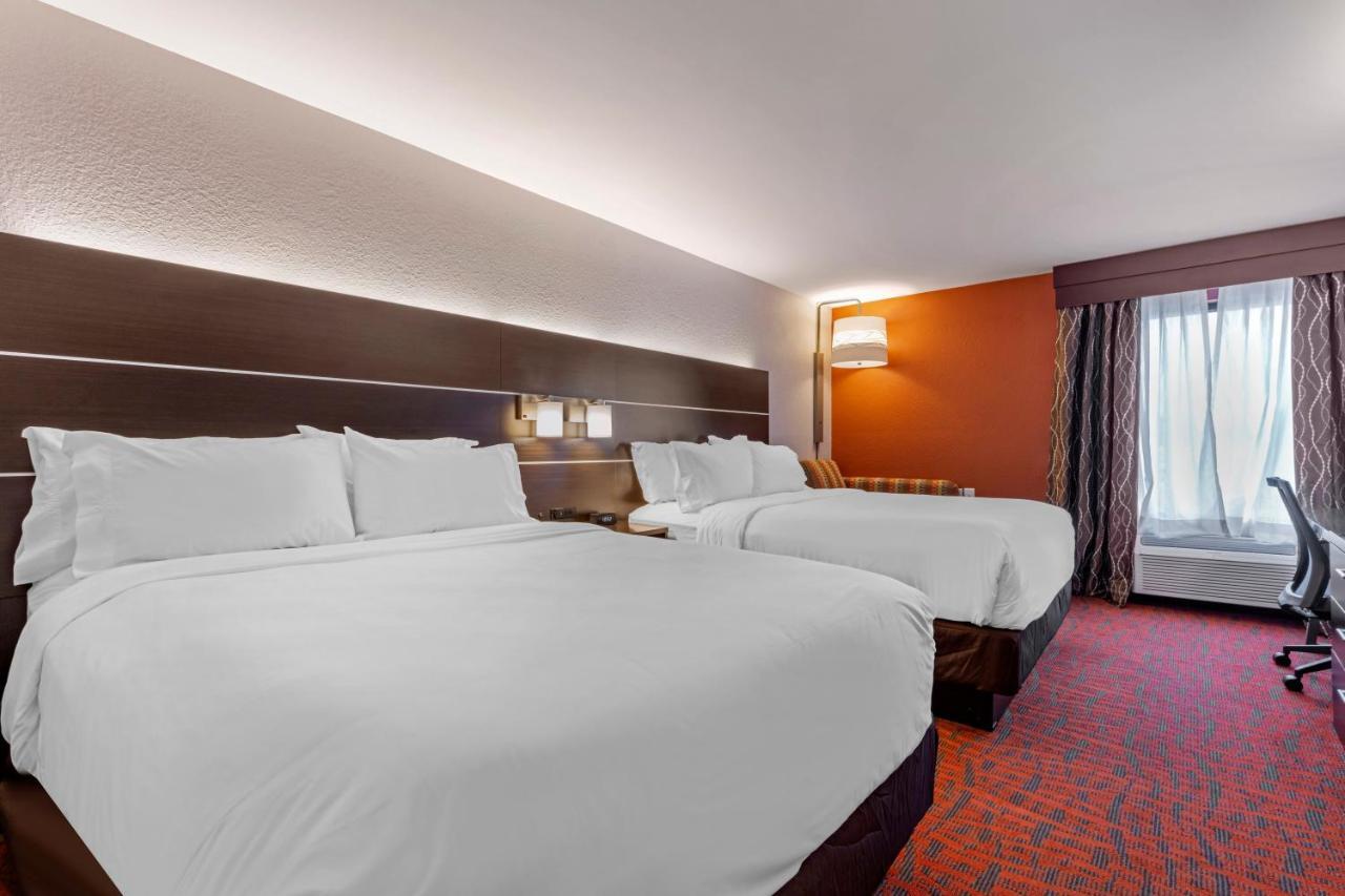 Holiday Inn Express Metropolis By Ihg Bagian luar foto