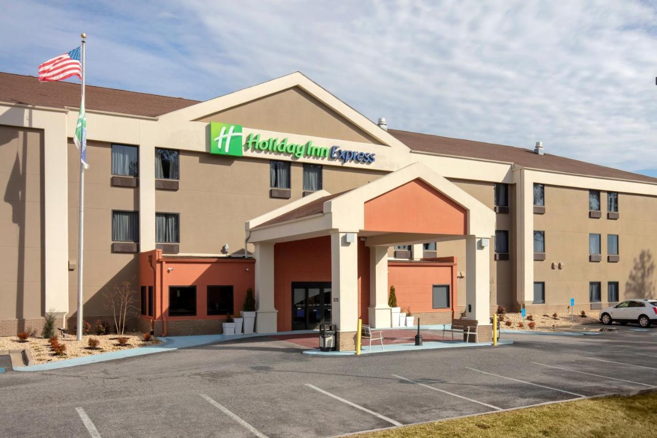 Holiday Inn Express Metropolis By Ihg Bagian luar foto