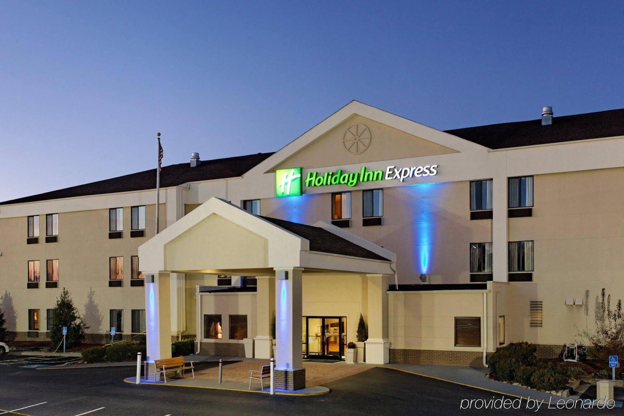 Holiday Inn Express Metropolis By Ihg Bagian luar foto