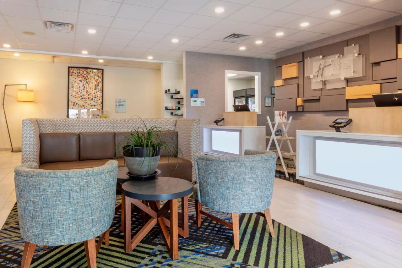 Holiday Inn Express Metropolis By Ihg Bagian luar foto