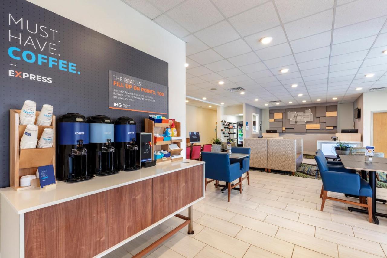 Holiday Inn Express Metropolis By Ihg Bagian luar foto